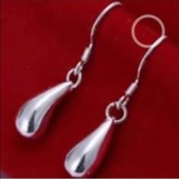 𝅺****Donated*** tone dangling earrings - Picture 2 of 3